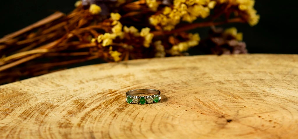 Anel em Ouro Branco 18k com 5 Esmeraldas Ovais